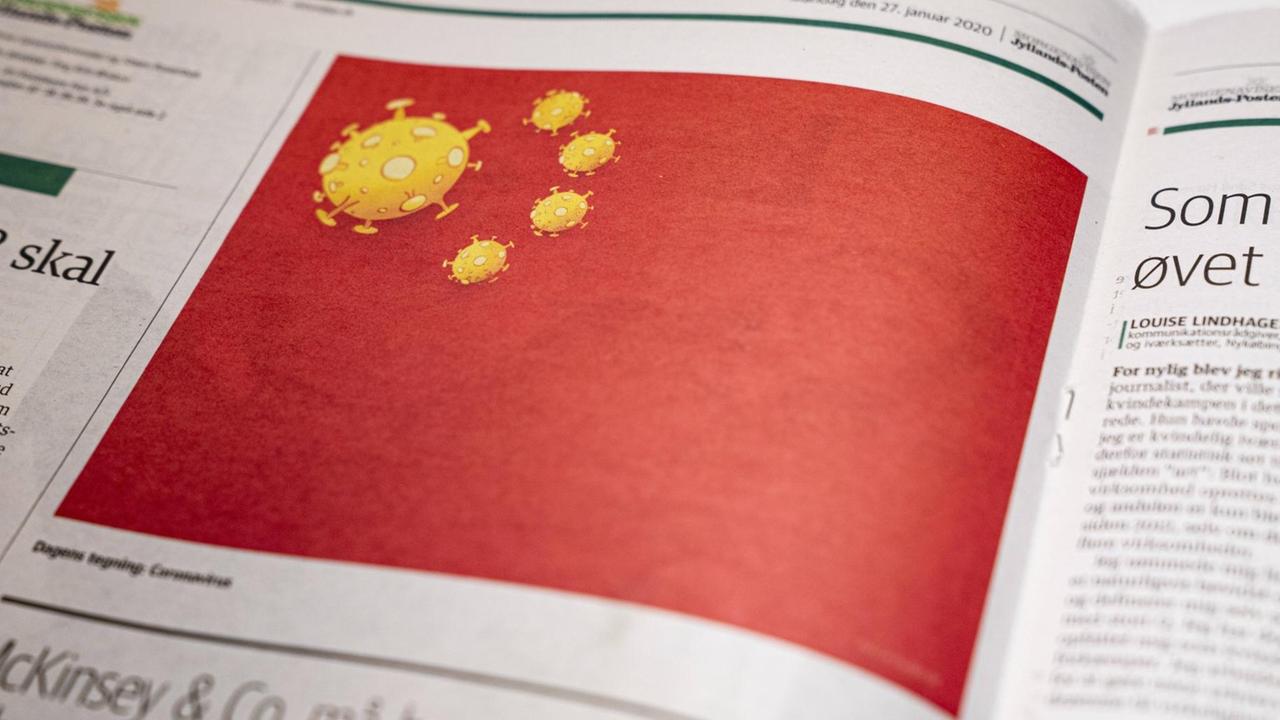 Eine Karikatur in der dänischen Zeitung Jylland Posten zeigt die Chinesische Flagge mit einem virusartigen Planeten und Monden, die an das Coronavirus erinnern soll.