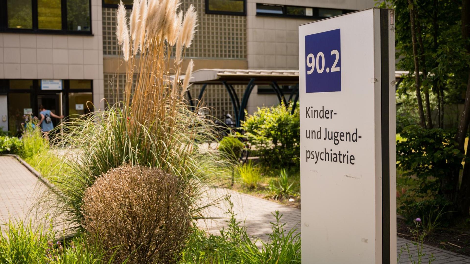 Saarland, Homburg: Der Eingangsbereich zu der Klinik für Kinder- und Jugendpsychatrie des Universitätsklinikums des Saarlandes in Homburg.