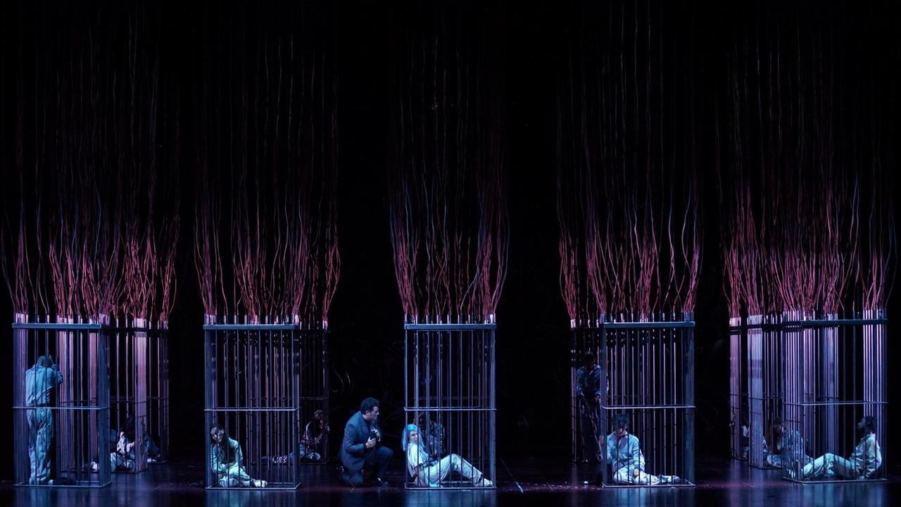 Szene aus "Faust" am Teatro Real Madrid: Zwischen fünf Einzelkäfigen irrt Faust (Piotr Beczala) umher.