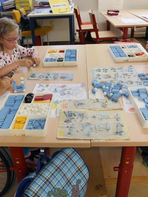 In der Klasse 1a der Grundschule der Paul Friedrich-Scheel Schule in Rostock lernen Schülerinnen und Schüler mit und ohne Handicap gemeinsam. Das nennt sich Inklusion.