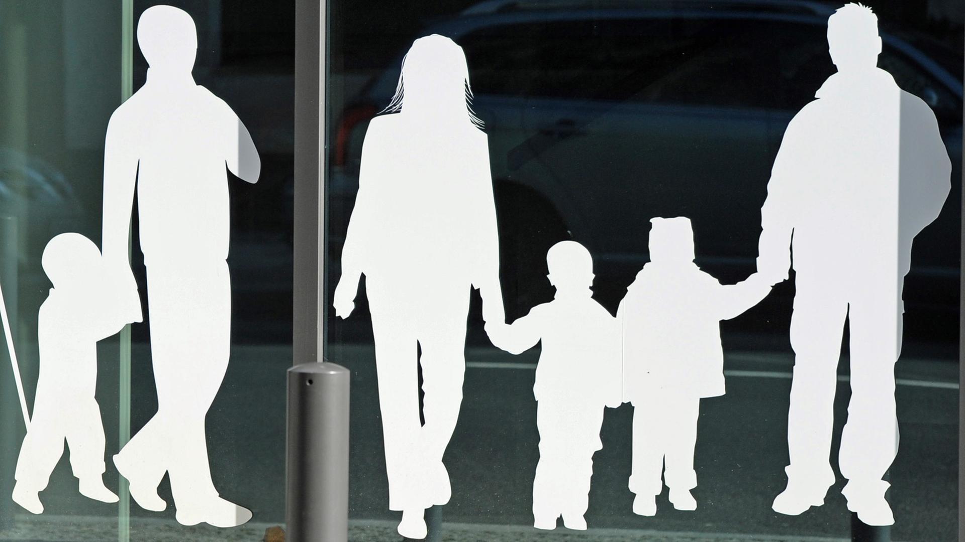 Gesehen am Bundesministerium für Familie, Senioren, Frauen und Jugend in der Berliner Glinkastraße: Figuren von einem Vater mit Kind und einer Familie mit Kindern