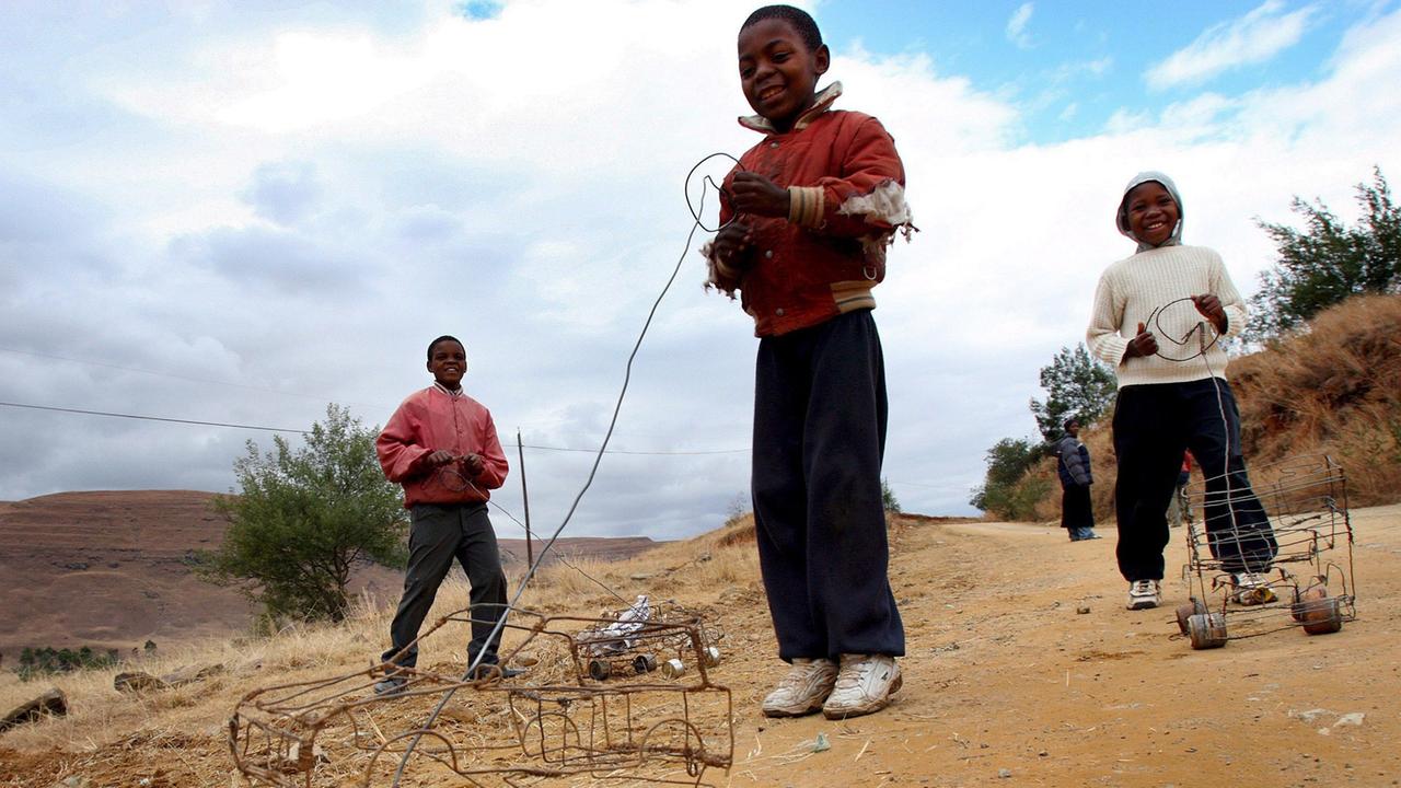 Kinder spielen mit Drahtautos, Süd-Afrika, Juli 2007