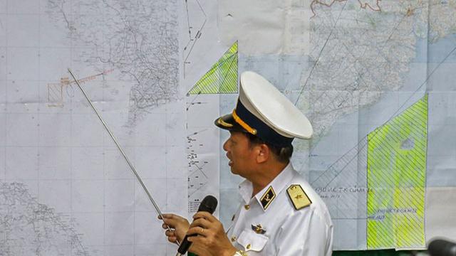 Ein Kommandeur der vietnamesischen Marine zeigt auf einer Landkarte das Gebiet, in dem sein Land nach der verschollenen Boeing 777 suchen lässt.