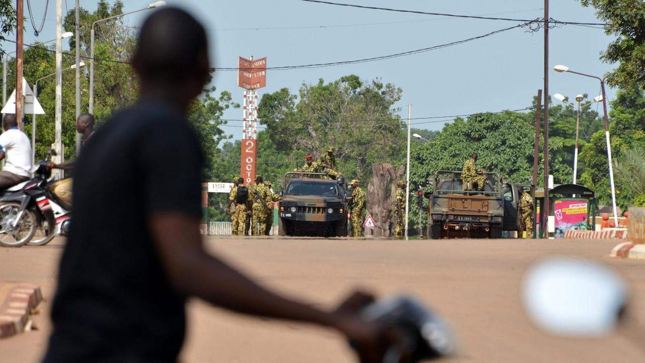 Nach einem Putsch kontrolliert das Militär Straßen in Burkina Fasos Hauptstadt Ouagadougou