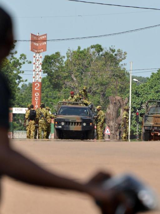 Nach einem Putsch kontrolliert das Militär Straßen in Burkina Fasos Hauptstadt Ouagadougou