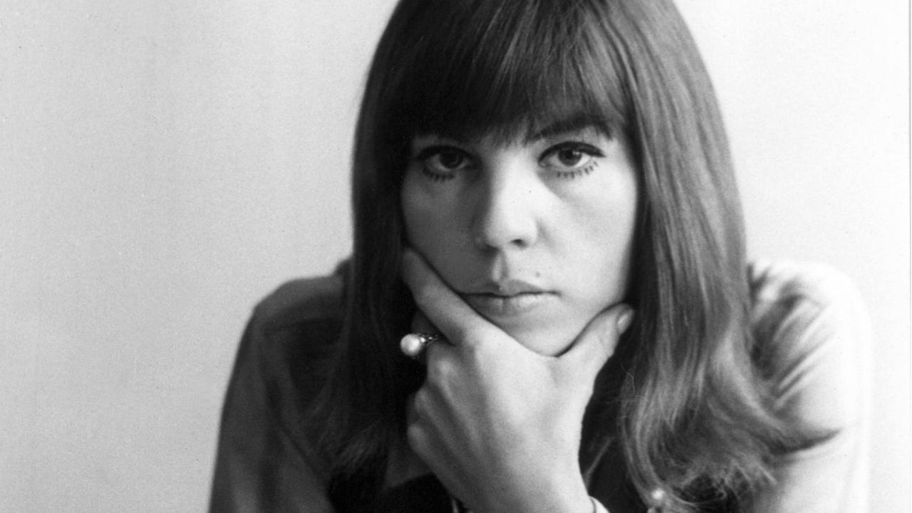 Die Filmregisseurin May Spils (u.a. "Zur Sache, Schätzchen", "Nicht fummeln, Liebling") vor ihrer Schreibmaschine, aufgenommen im November 1968.