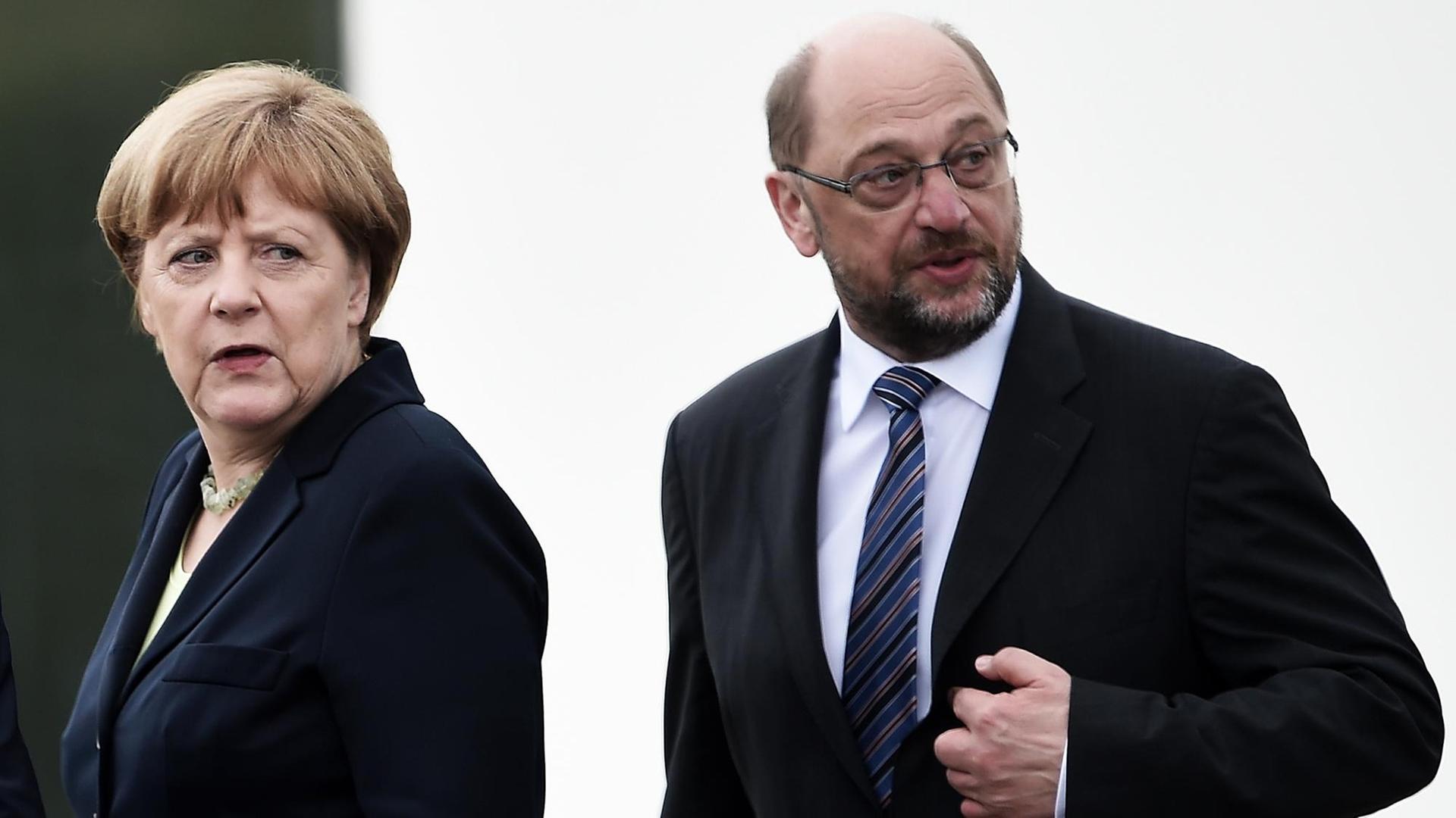 Angela Merkel (CDU) und Martin Schulz (SPD) stehen nebeneinander.