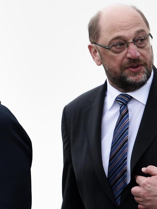 Angela Merkel und Martin Schulz stehen beim Gedenken an die Schlacht von Verdun in Frankreich nebeneinander.