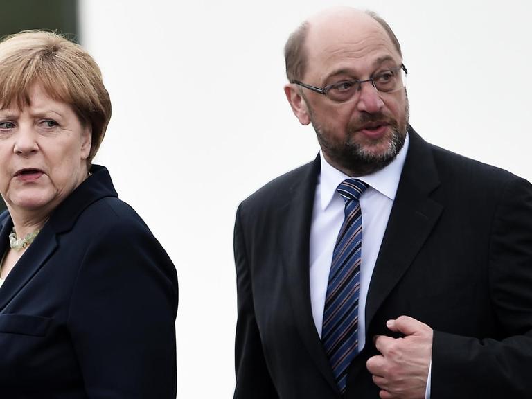 Angela Merkel und Martin Schulz stehen beim Gedenken an die Schlacht von Verdun in Frankreich nebeneinander.
