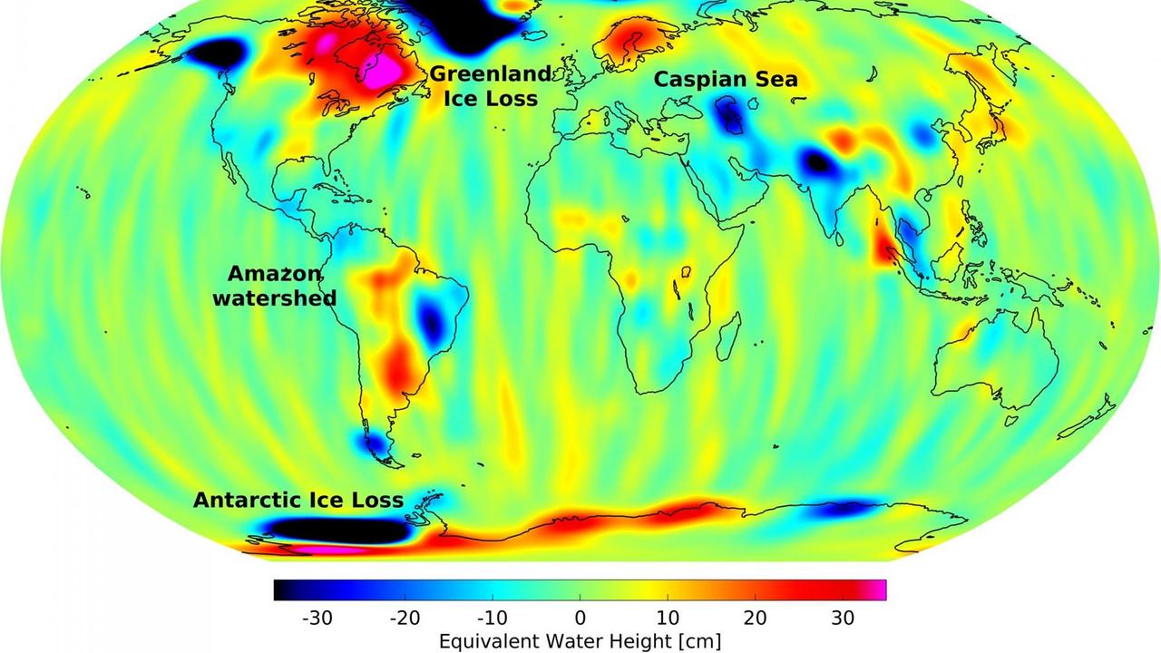 Eine typische Schwerefeldkarte von GRACE-Follow-On stellt die Veränderung der Erdanziehungskraft dar – negative Werte entsprechen einer Abnahme, beispielsweise beim Eismassenverlust in Grönland und der Antarktis.