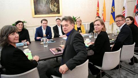 Wien: Das ÖVP-Verhandlungsteam um Sebastian Kurz, Vorsitzender der ÖVP, und das Verhandlungsteam der Grünen um Grünen-Chef Werner Kogler sitzen bei einem Sondierungsgespräch zusammen.