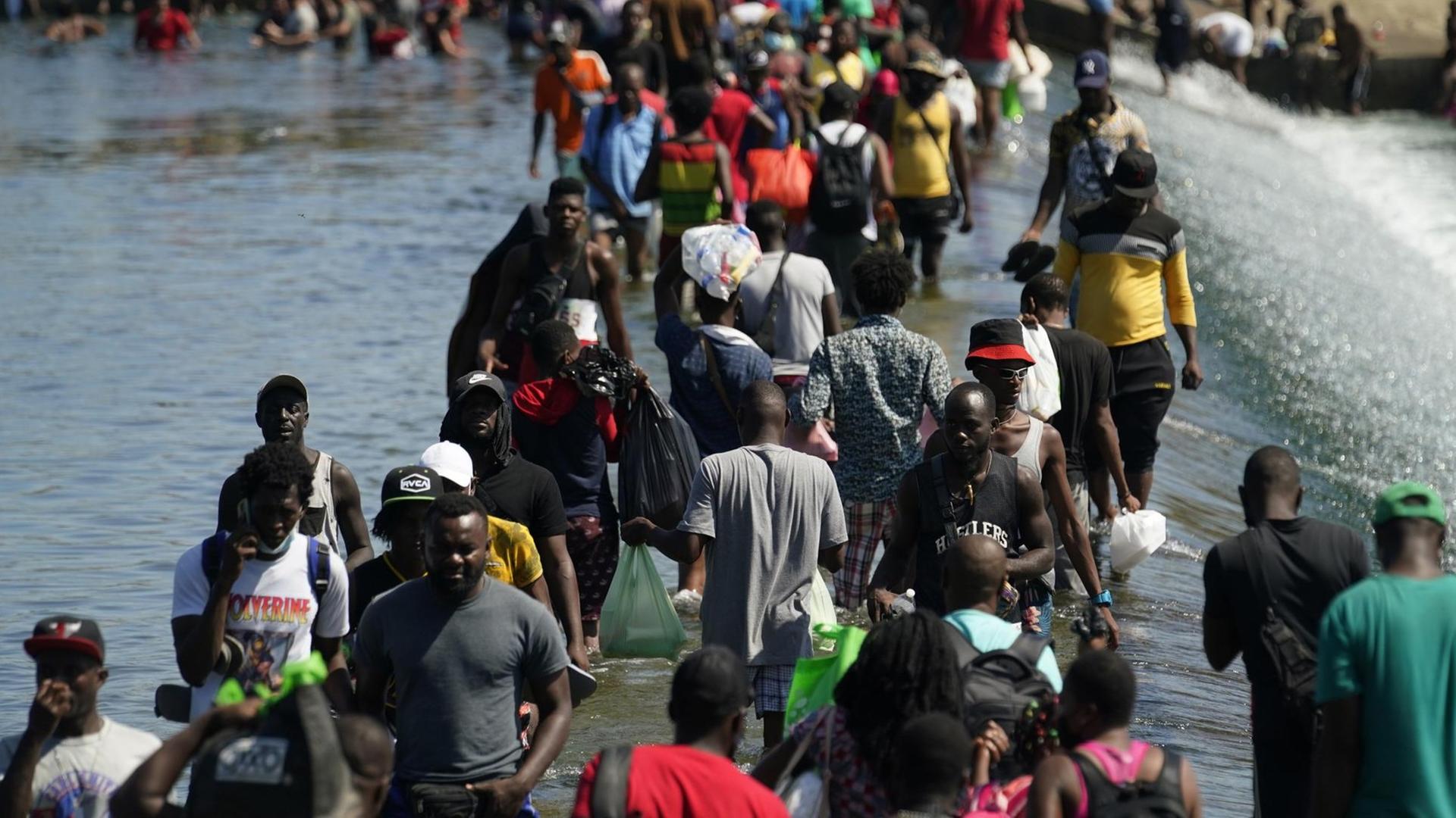 Migranten aus Haiti überqueren den Grenzfluss Rio Grande zwischen Mexiko und den USA in der Nähe der texanischen Stadt Del Rio.