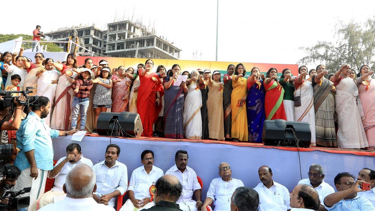 Das Foto zeigt eine lange Reihe von Frauen in Kerala/Indien. Sie nehmen an einer Kundgebung für Gleichberechtigung teil.
