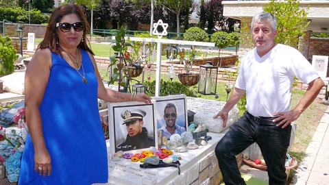 Irit und Asher Shahar an Omris Grab