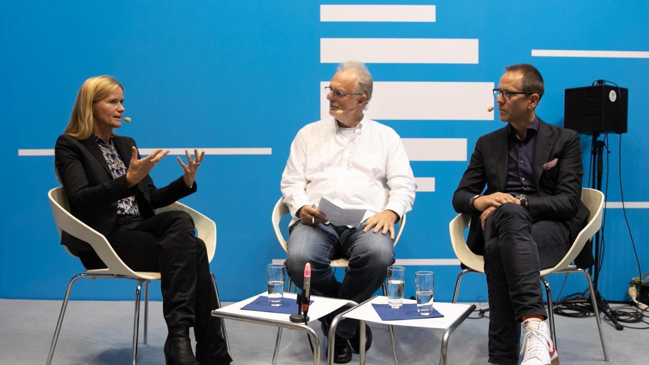 Meike Feßmann und Hauke Hückstädt im Gespräch mit Hubert Winkels auf der Deutschlandradio-Bühne der Frankfurter Buchmesse