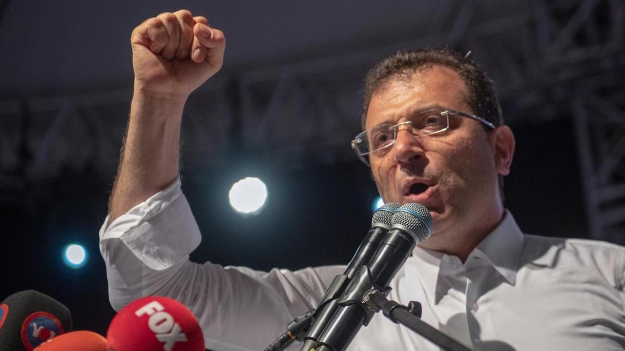 Ekrem Imamoglu während einer Rede auf einer Protestveranstaltung gegen die Annullierung der Bürgermeisterwahl in Instanbul