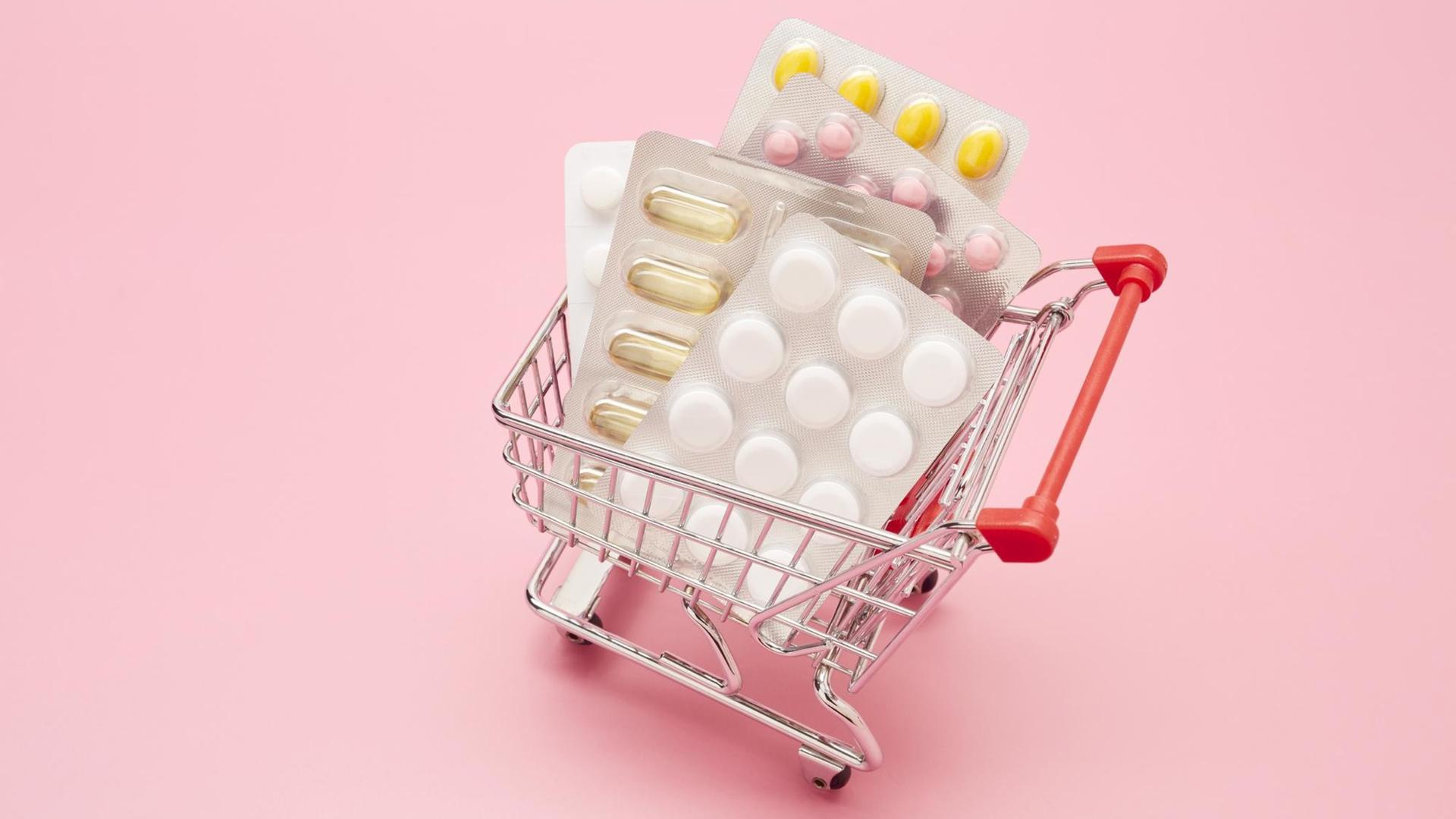 Symbolbild: Medikamente in einem Einkaufswagen.