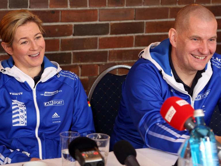Die deutsche Eisschnellläuferin Claudia Pechstein und ihr Lebensgefährte Matthias Große (r) sitzen am 25.01.2018 bei einem Pressegespräch auf dem Müggelturm in Berlin.