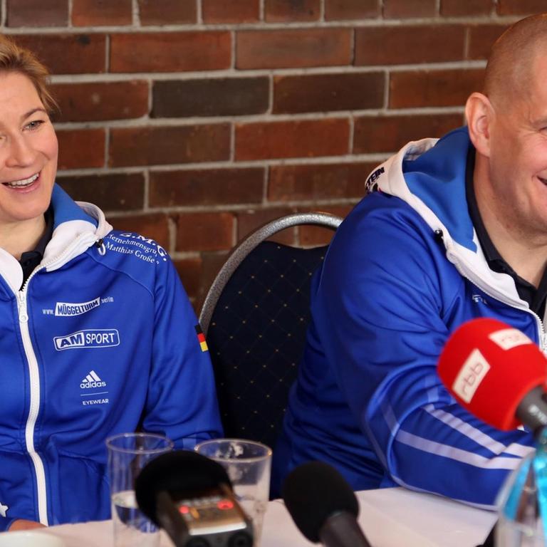 Die deutsche Eisschnellläuferin Claudia Pechstein und ihr Lebensgefährte Matthias Große (r) sitzen am 25.01.2018 bei einem Pressegespräch auf dem Müggelturm in Berlin. 