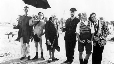 MONTY PYTHON'S FLYING CIRCUS [BR 1969] JOHN CLEESE, TERRY GILLIAM, TERRY JONES, GRAHAM CHAPMAN, MICHAEL PALIN, ERIC IDLE Date: 1969 (Mary Evans Picture Library) | Nur für redaktionelle Verwendung., Keine Weitergabe an Wiederverkäufer.
