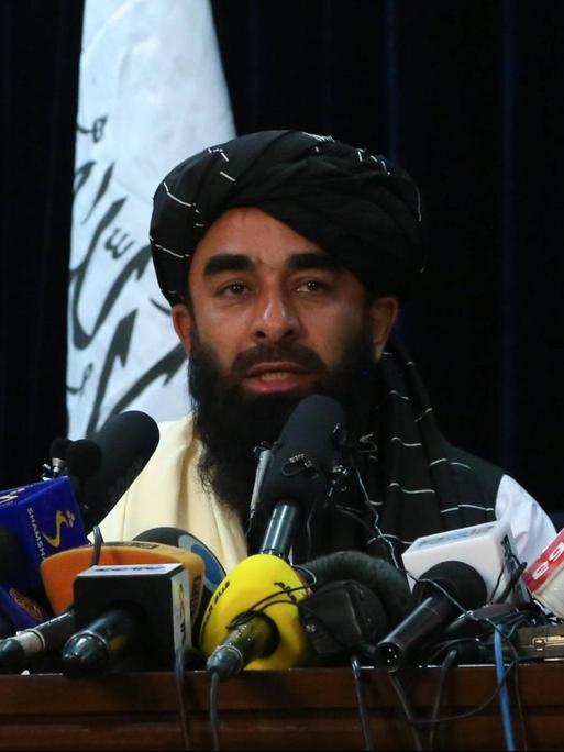 Der Taliban Sprecher Zabihullah Mujahid in einer Pressekonferenz.