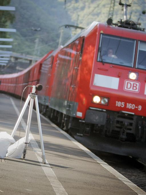Ein teilweise mit neuartigen, sogenanten "Flüsterbremsen" ausgerüsteter Zug der Deutschen Bahn (DB) fährt im Hauptbahnhof in Bingen am Rhein zur Lautstärke-Messung an einem Mikrofon vorbei.