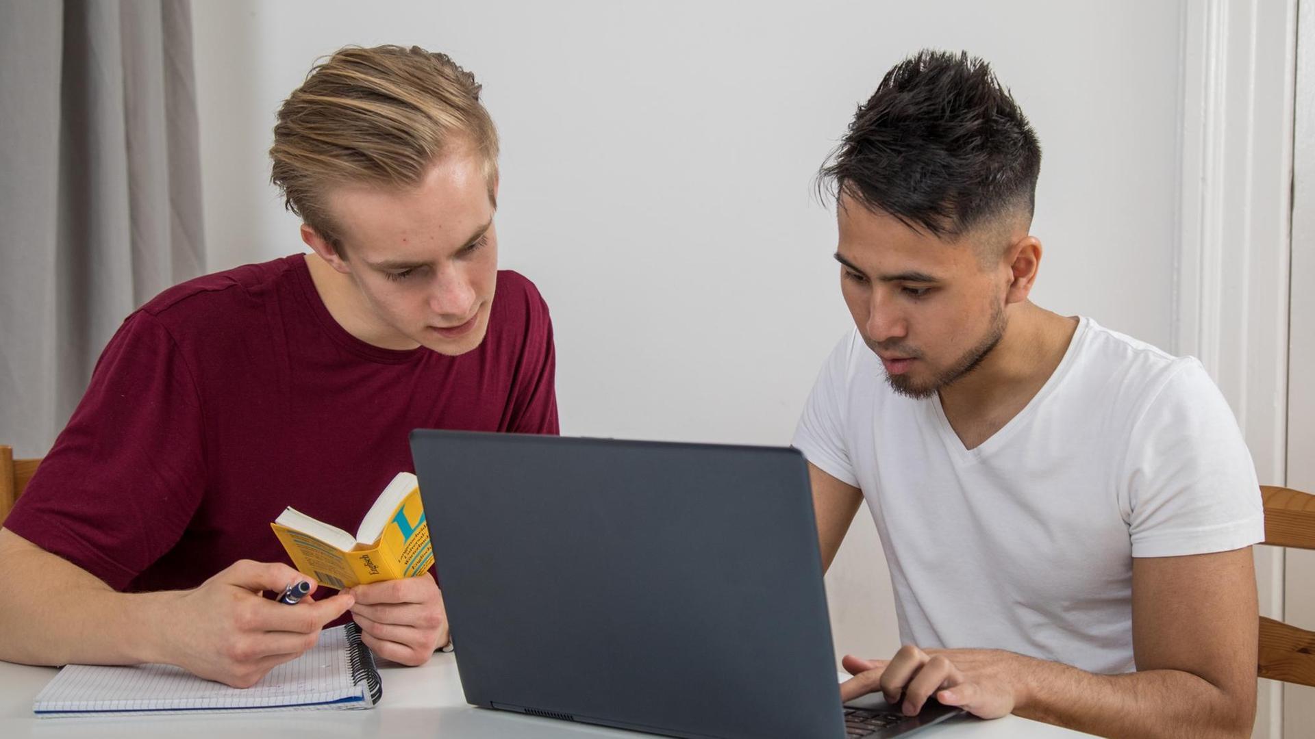 Zwei Jungs sitzen am 07.11.2018 in einer Wohnung in Hamburg an einem Laptop und lernen gemeinsam für eine Prüfung (Symbolbild)