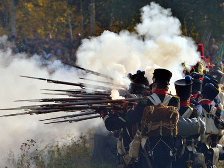 In einer historischen Gefechtsdarstellung schießen am 20.10.2012 in Markkleeberg (Sachsen) Teilnehmer in Uniform zum 199. Jahrestag der Völkerschlacht