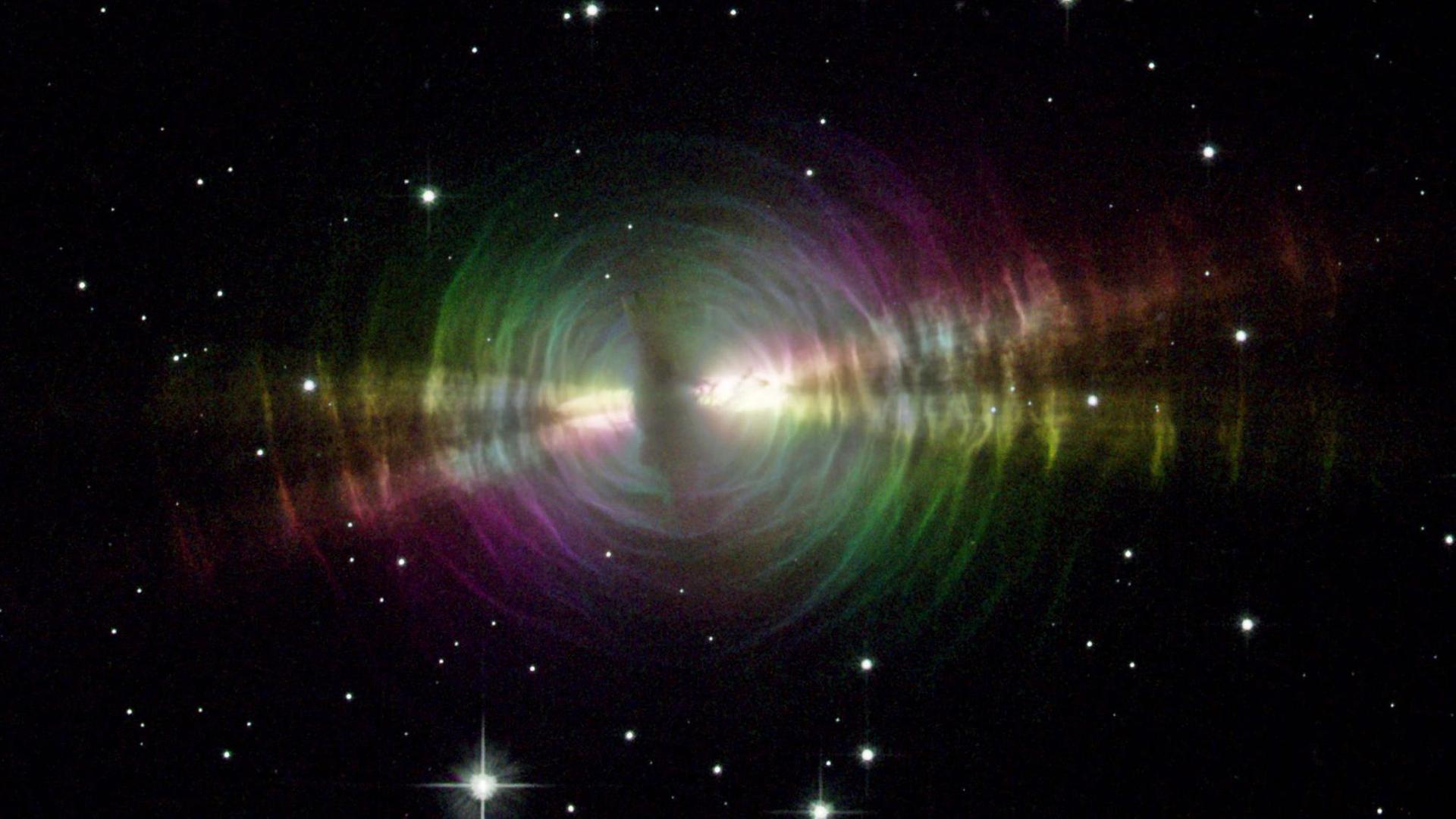 Ein Bild des Weltraumteleskops Hubbel zeigt wie im sogenannten Eiernebel (Durchmesser etwa 0,5 Lichtjahre) ein alternder Stern seine äußere Hülle abstößt.