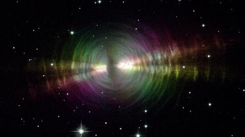 Ein Bild des Weltraumteleskops Hubbel zeigt wie im sogenannten Eiernebel (Durchmesser etwa 0,5 Lichtjahre) ein alternder Stern seine äußere Hülle abstößt.