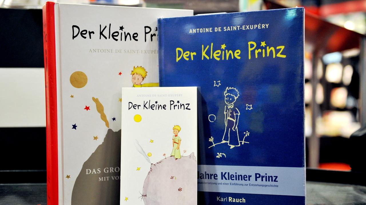 Verschiedene Ausgaben des Buches "Der kleine Prinz" stehen in Berlin in einem Buchgeschäft.