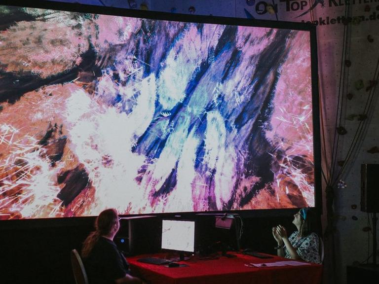 Auf der "Evoke" in Köln 2019 treten Coderinnen gegeneinander an und gestalten Kunst.