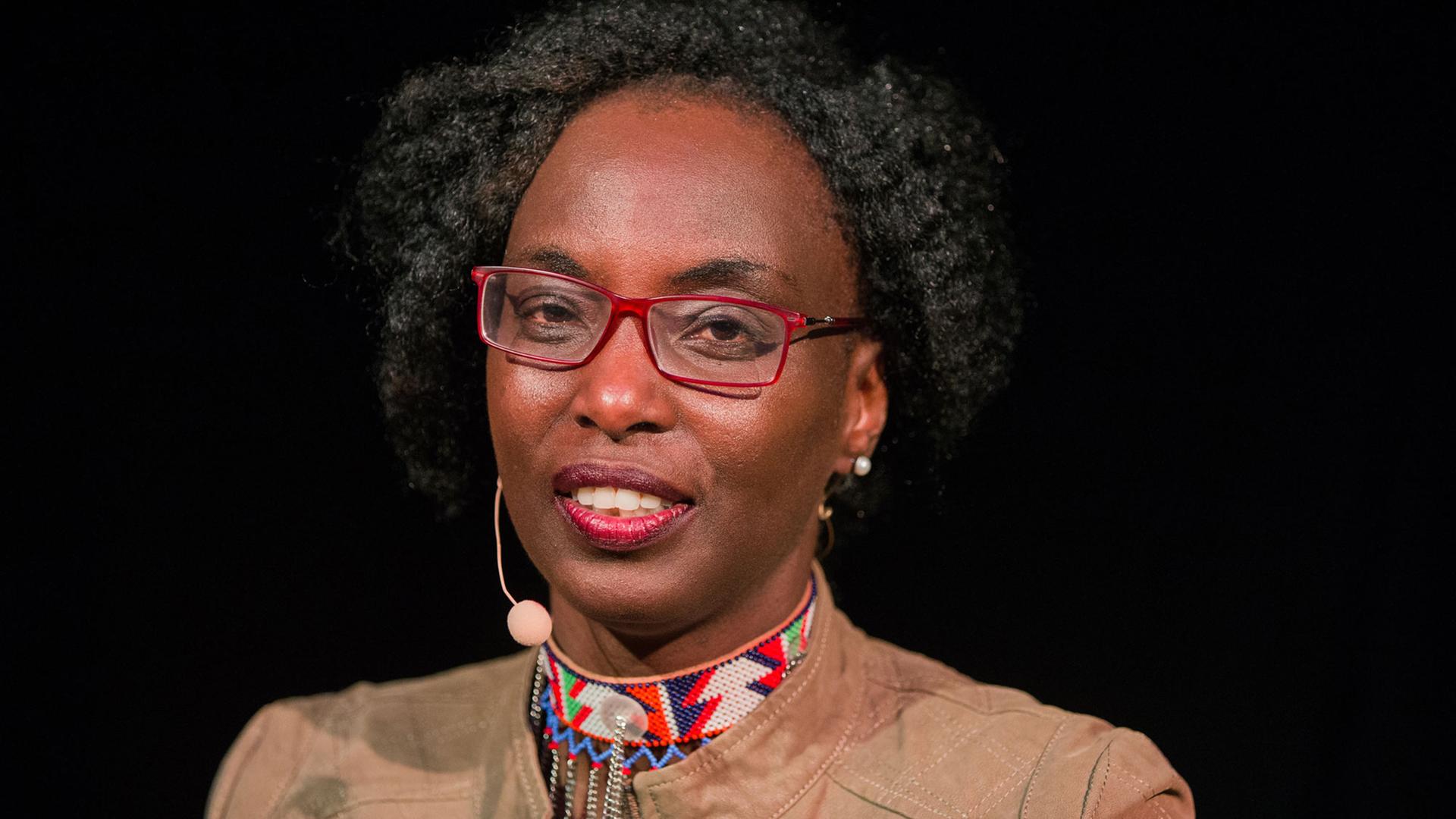 Die kenianische Schriftstellerin Yvonne Adhiambo Owuor sitzt am 14.03.2016 im Rahmen des Literaturfestivals Lit.Cologne in Köln auf einer Bühne.