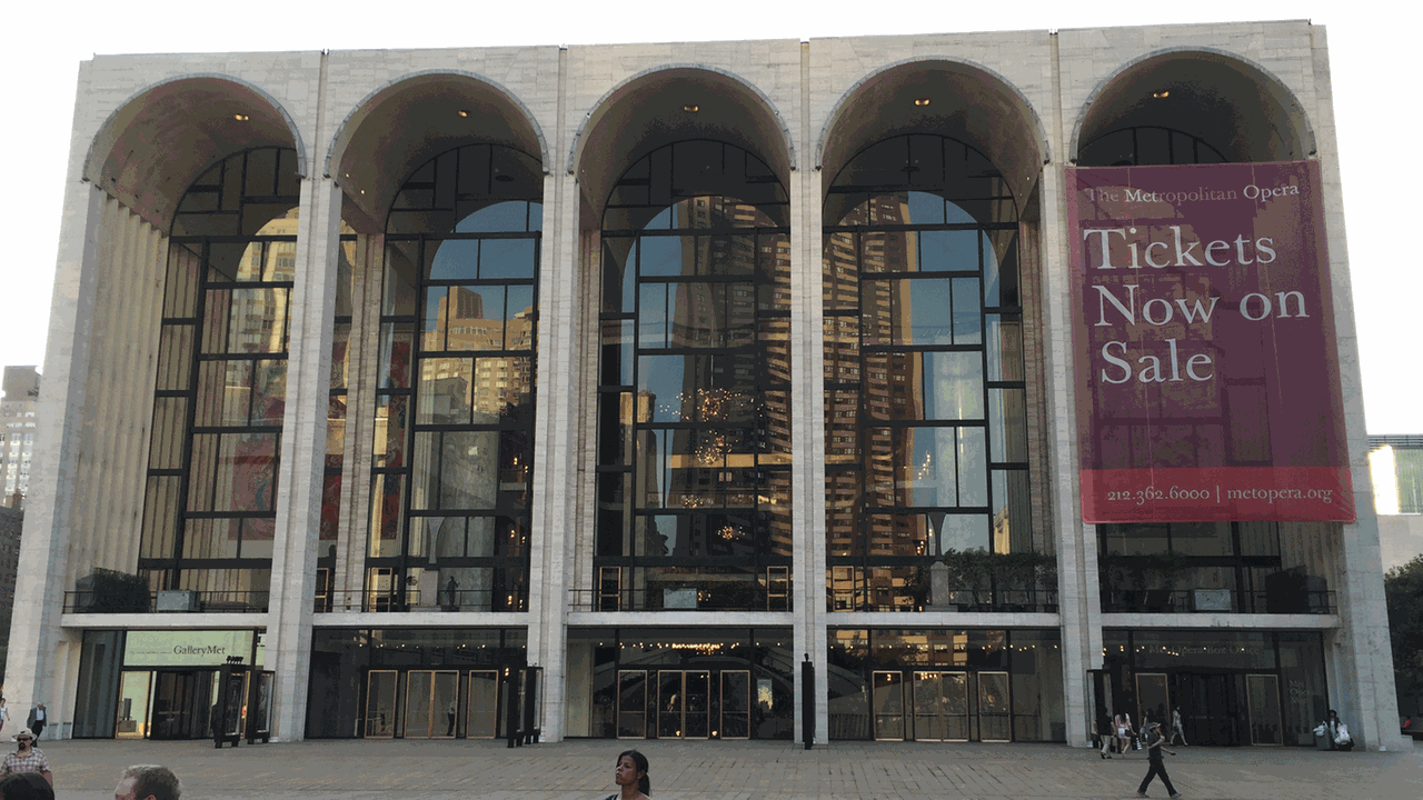 Blick auf die Hauptfront der Metropolitan Opera New York