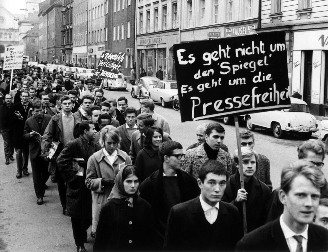 1962: In München demonstrierten Studenten gegen Polizei-Maßnahmen im Zuge der "Spiegel"-Affäre.