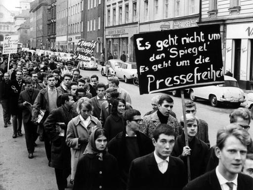 1962: In München demonstrierten Studenten gegen Polizei-Maßnahmen im Zuge der "Spiegel"-Affäre.