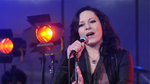 AnNa R. noch als Sängerin der Band Rosenstolz im Jahr 2011 bei einem Auftritt in einer Talkshow.