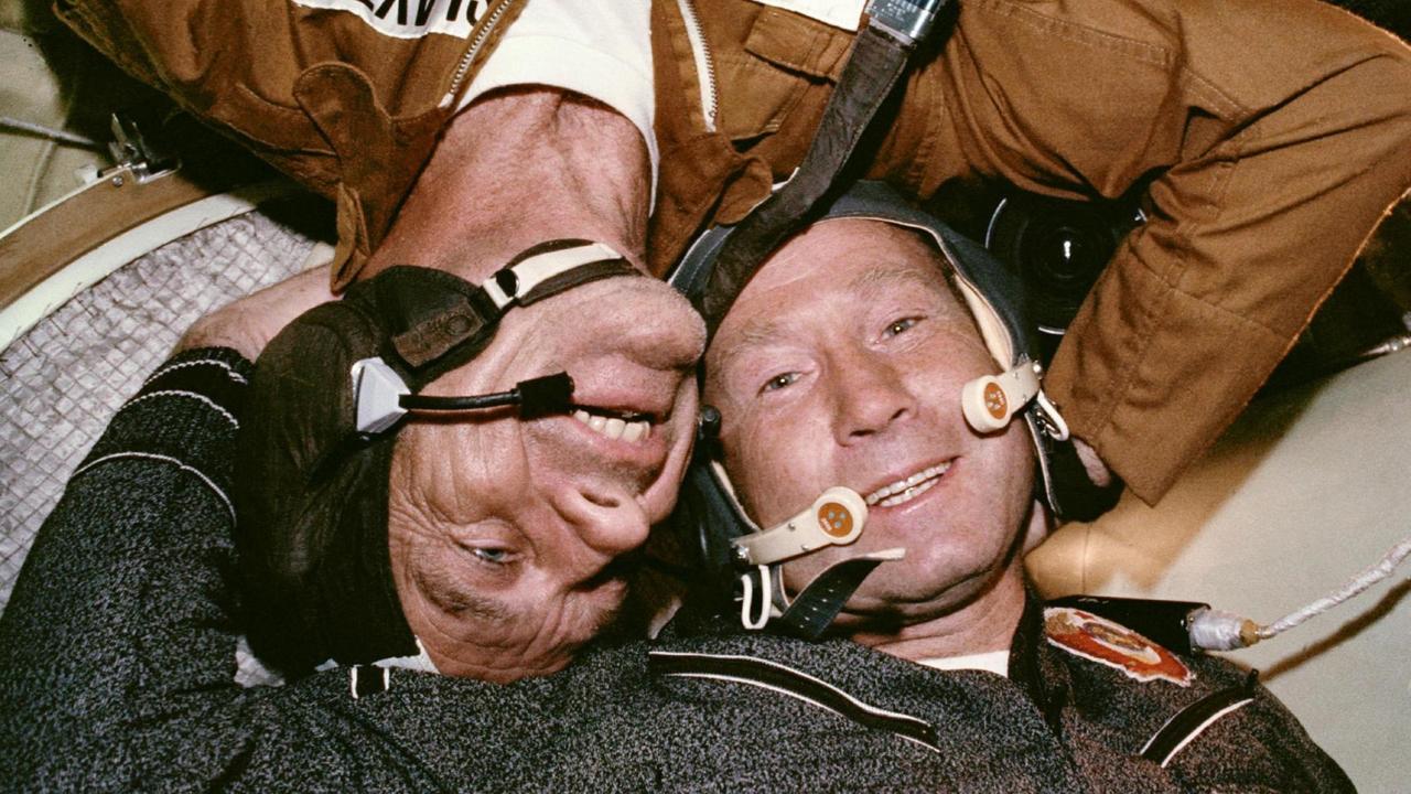 Freude nach dem Ankoppeln: Der NASA-Astronaut Deke Slayton umarmt den russischen Kosmonauten Alexej Leonow 