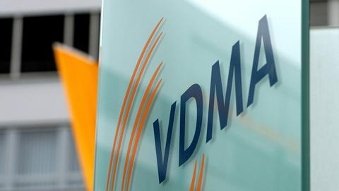 Logo an dem Gebäude des Verbandes Deutscher Maschinen- und Anlagenbau e.V. in Frankfurt am Main.