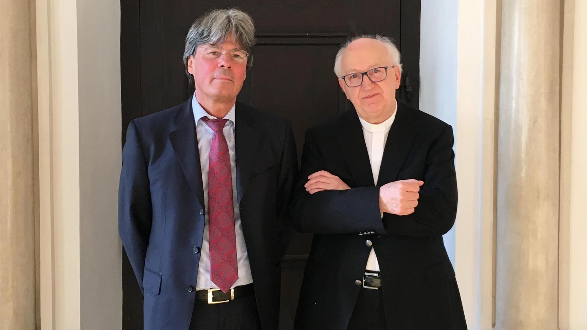 Der Rechtsanwalt Ulrich Wastl (l) und der Generalvikar des Bistums Eichstätt, Isidor Vollnhals, stehen nach der Pressekonferenz zum Finanzskandal im Ordinariat.