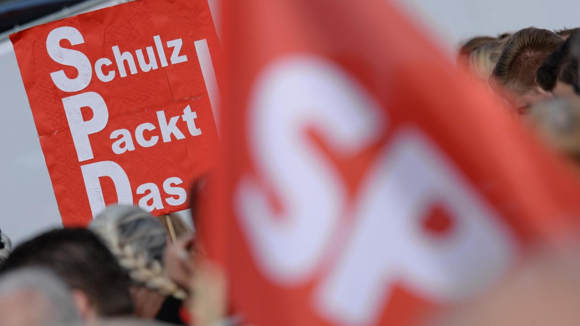 Ein Plakat mit der Aufschrift "Schulz Packt Das!" ist am 07.09.2017 bei einer Wahlkampfveranstaltung von SPD-Kanzlerkandidat Schulz auf dem Königsplatz in Kassel (Hessen) zu sehen.