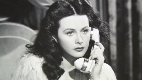 Ein schwarz-weißes Film-Still zeigt eine Frau offensichtlich in Nachthemd mit einem altertümlichen Telefonhörer am Ohr Undatierte Aufnahme Hedy Lamarrs im Dokumentarfilm "Calling Hedy Lamarr" des Regisseurs Georg Misch von 2004