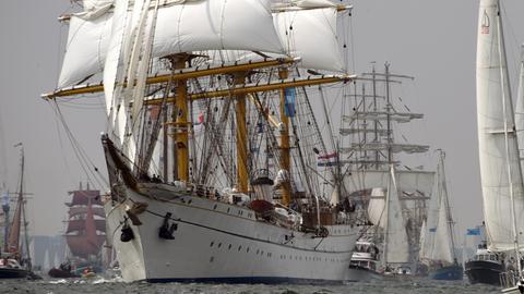 Das Segelschulschiff "Gorch Fock" bei der traditionellen Windjammerparade zur Kieler Woche.