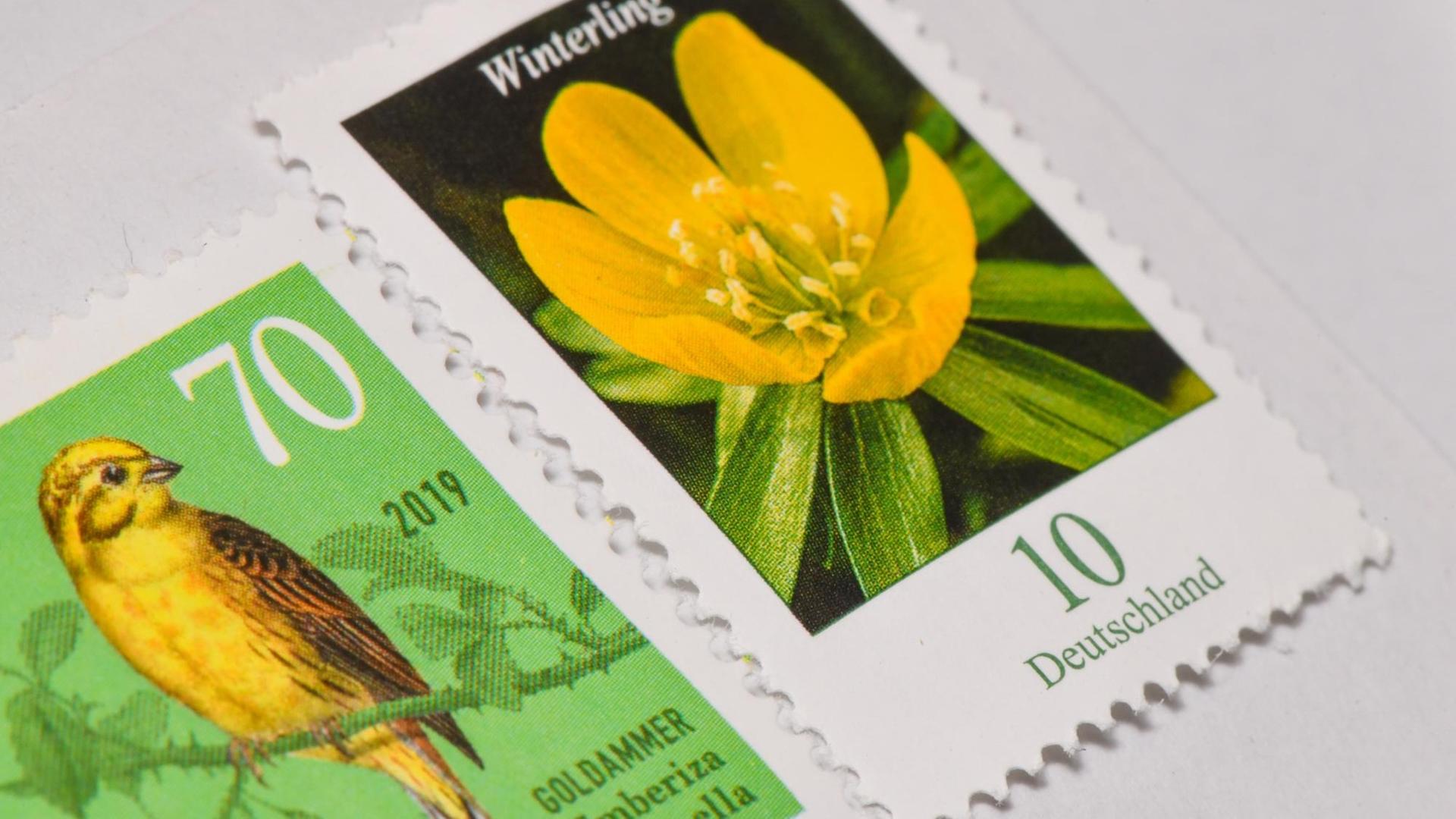 Eine 70-Cent Briefmarke und eine 10-Cent Briefmarke liegen auf einem Briefumschlag