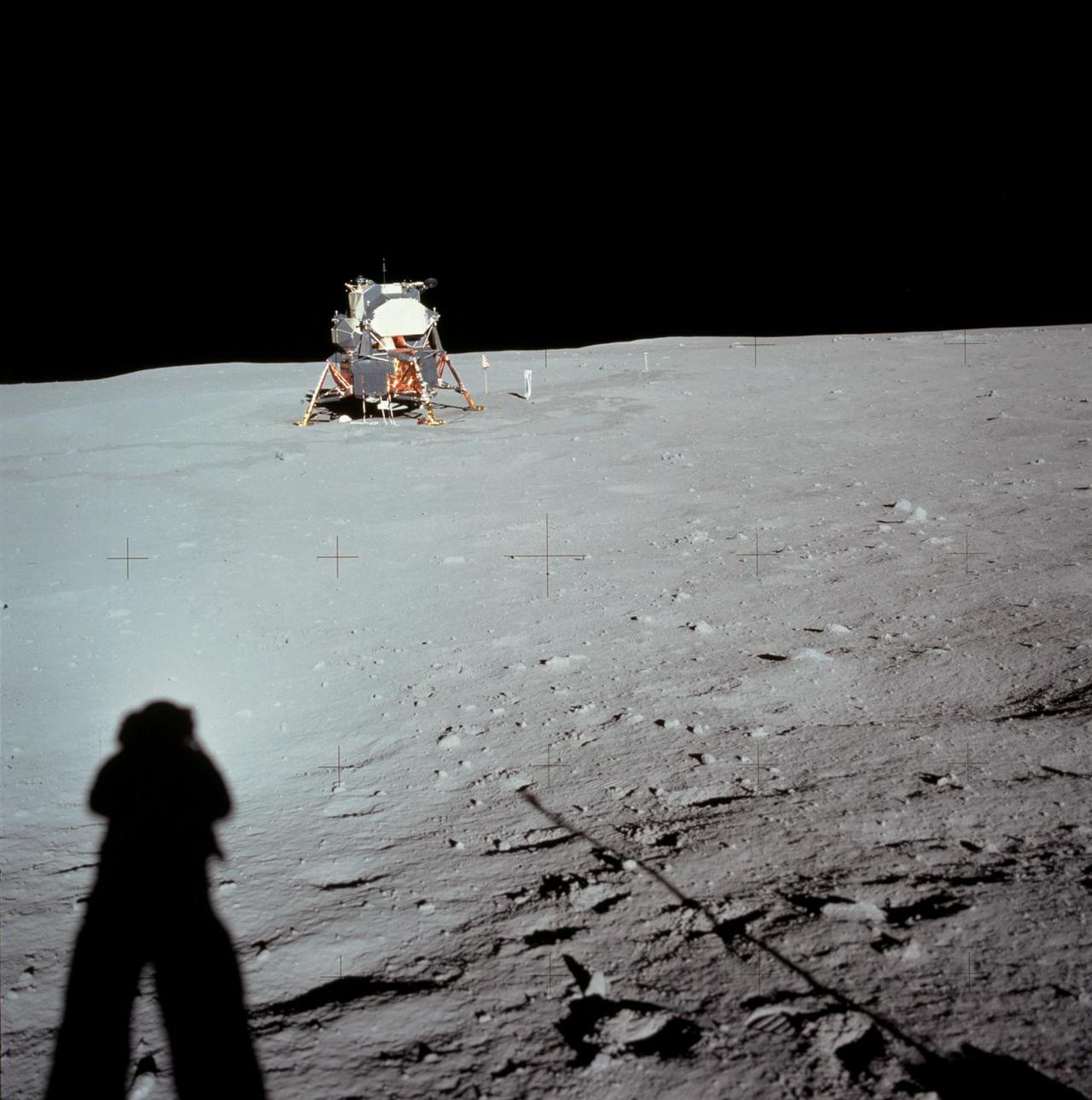 Neil Armstrong macht ein Selfie mit der Landefähre im Hintergrund