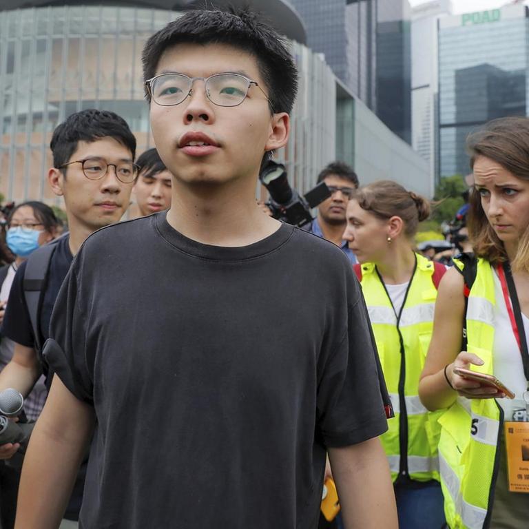 Joshua Wong, einer der führenden Köpfe der Demokratiebewegung in Hongkong, läuft vor Reportern.
