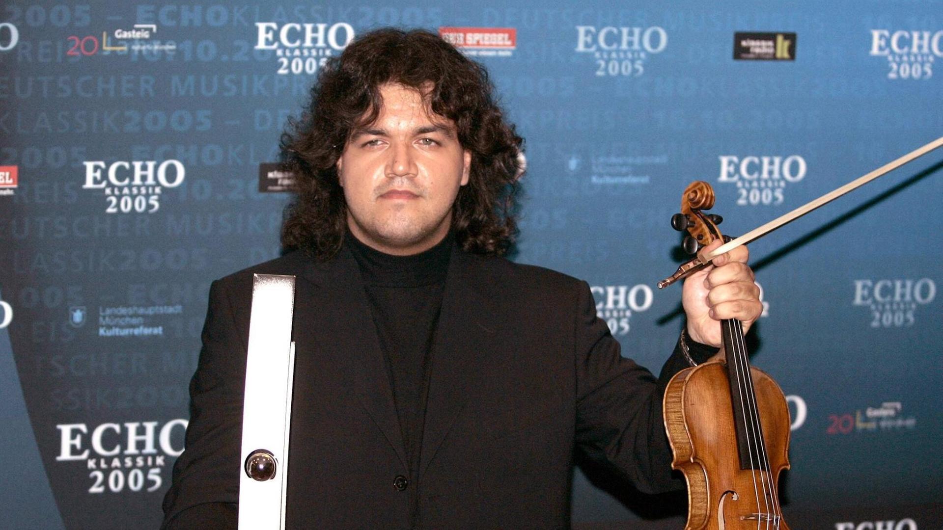 Der Geiger Jószef Lendvay mit seiner Auszeichnung anlässlich der Verleihung des Echo-Klassik 2005 in München. Der Geiger Jószef Lendvay mit seiner Auszeichnung anlässlich der Verleihung des Echo-Klassik 2005 in München.