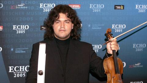 Der Geiger Jószef Lendvay mit seiner Auszeichnung anlässlich der Verleihung des Echo-Klassik 2005 in München.