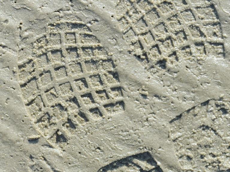 Menschen hinterlassen feine Spuren im Sand des Strandbades Eldena bei Greifswald