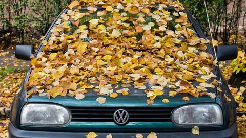 Ein mit Laub bedecktes Autos vom Hersteller Volkswagen (VW) Typ Golf 3 parkt in Hamburg.